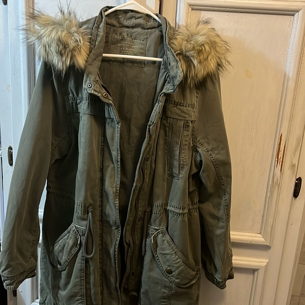Chamarra color verde militar con capucha 
Talla L  marca  American Eagle unisex